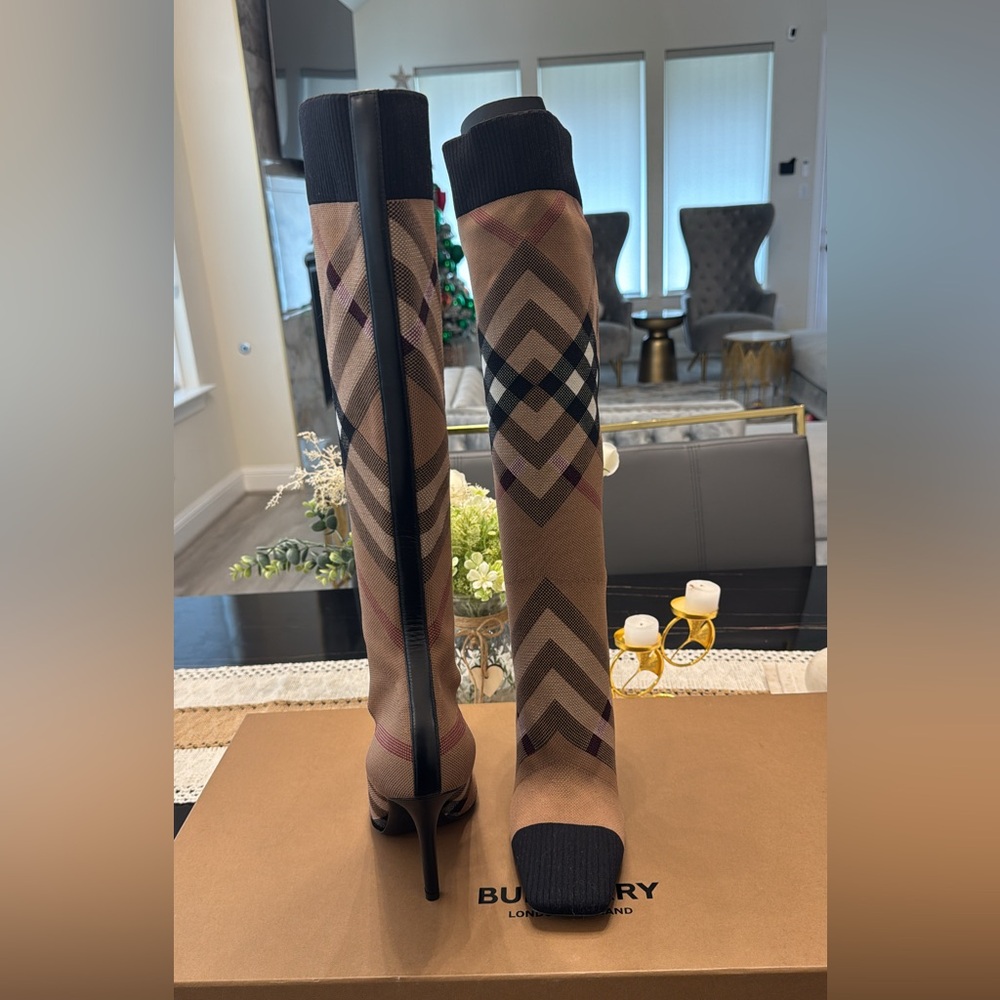 New Burberry Knitted Sock Boots
Comes with dust bag and box